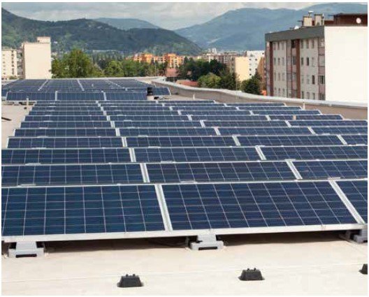 Fotovoltaickým panelům se daří na plochých střechách - Náhledový obrázek